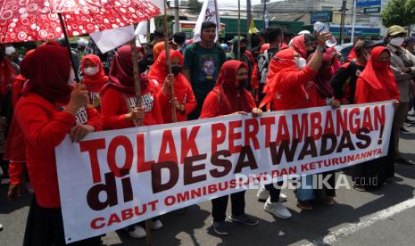 Warga yang tergabung dalam Gerakan Masyarakat Peduli Alam Desa Wadas (GEMPADEWA) melakukan aksi damai di depan kantor  Balai Besar Wilayah Sungai (BBWS) Serayu Opak, Sleman, D.I Yogyakarta, Kamis (6/1/2022). Dalam aksi itu mereka menolak rencana penambangan batuan andesit di Desa Wadas, Purworejo, Jateng. 