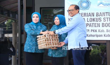 Pemerintah Kabupaten (Pemkab) Bogor melalui Tim Penggerak Pemberdayaan dan Kesejahteraan Keluarga (TP-PKK) Kabupaten Bogor membagikan 60 ribu butir telur dari Perumda Tirta Kahuripan, ke 12 kecamatan yang menjadi fokus penanganan stunting, Senin (16/10/2023). 