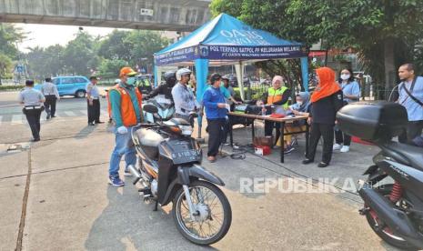 Tilang uji emisi pada kendaraan di Terminal Blok M, Jakarta Selatan pada Jumat (1/9/2023). Haura Hafizhah