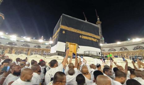 Illustration of the Masjid Al-Haram Kabah. The Prophet (peace and blessings of Allaah be upon him) destroyed idols around the Masjid al-Haram Kabah