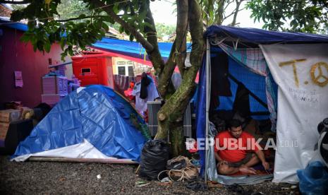 Warga korban gempa Cianjur beraktivitas di tenda pengungsian di Desa Cibulakan, Cuenang, Kabupaten Cianjur, Jawa Barat, Selasa (27/12/2022). Sebulan setelah terjadi gempa Cianjur pada 21 November 2022 lalu, sejumlah warga memilih bertahan di tenda pengungsian hingga mendapatkan bantuan dana stimulan perbaikan rumah dari pemerintah. Sementara pemerintah akan fokus membangun kembali hunian warga serta infrastruktur yang rusak dengan target rampung pada Junin2023 mendatang. Republika/Thoudy Badai