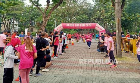 Jakarta Barbie Run hadir sebagai bagian dari rangkaian Barbie Fun Run 2023 di kawasan Pasar Seni Ancol, Jakarta,(9/9/2023). Rute sejauh 2.5 km dan 5 km, dengan tema You Can Be Anything.