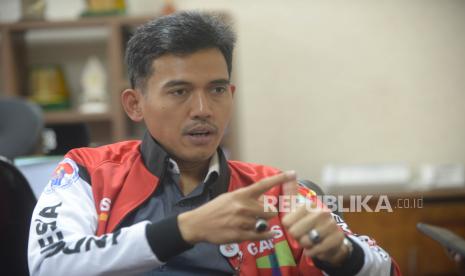 Deputi Bidang Pengembangan Pemuda Asrorun Niam  melakukan sesi wawancara bersama Rerpublika, Kamis di Kantor Kementrian Pemuda dan Olahraga, Jakarta kamis (16/8). Republika/Iman firmansyah