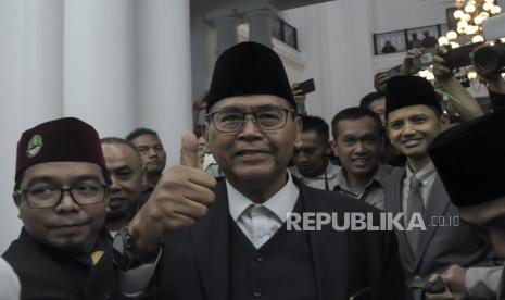 Pimpinan Pondok Pesantren Al Zaytun Panji Gumilang menyapa jurnalis saat tiba di Gedung Sate, Jalan Diponegoro, Kota Bandung, Jawa Barat, Jumat (23/6/2023). Panji Gumilang memenuhi panggilan tim investigasi bentukan Gubernur Jawa Barat Ridwan Kamil. Hal tersebut guna mengklarifikasi sejumlah isu kontroversial yang kini tengah viral terkait pondok pesantren di Indramayu tersebut.