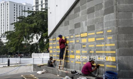 Pekerja memahat nama tenaga kesehatan yang gugur akibat Covid-19 di Monumen Gasibu, Kota Bandung, Senin (4/10). Pemerintah Provinsi Jawa Barat akan menjadikan Monumen Gasibu sebagai Monumen Perjuangan Pahlawan Covid-19. Hal tersebut bertujuan untuk menghormati perjuangan para tenaga kesehatan dan rencananya akan diresmikan bertepatan dengan Hari Pahlawan pada 10 November mendatang.