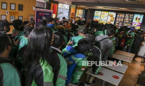 Pengemudi ojek daring memadati salah satu gerai McDonald’s, Rabu (9/6/2021). 