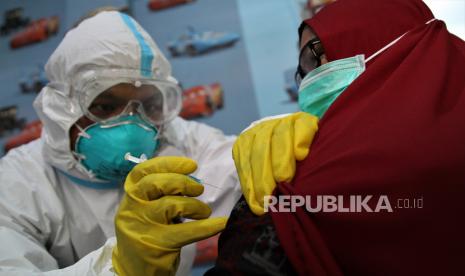 Petugas kesehatan menyuntikan vaksin COVID-19 saat simulasi pelayanan vaksinasi di Puskesmas Kemaraya, Kendari, Sulawesi Tenggara, Jumat (18/12/2020). Simulasi tersebut dilaksanakan agar petugas kesehatan mengetahui proses penyuntikan vaksinasi COVID-19 yang direncanakan pada Maret 2021. 