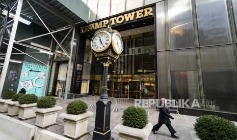 Pejalan kaki melewati barikade keamanan di depan Trump Tower, Rabu, 17 Februari 2021, di New York. Perusahaan Donald Trump pada Jumat (13/1/2023) dinyatakan bersalah melakukan penipuan terhadap otoritas pajak selama 15 tahun. 