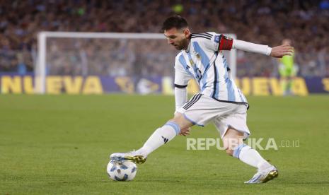 Aksi pemain Argentina Lionel Messi saat bertanding melawan Paraguay dalam lanjutan kualifikasi Piala Dunia 2026 zona Conmebol di Stadion El Monumental, Buenos Aires, Jumat (13/10/2023) dini hari WIB.