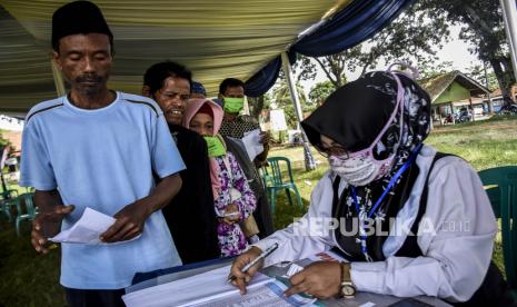 Sejumlah warga mengantre untuk mendapatkan Bantuan Langsung Tunai Dana Desa, (lustrasi).