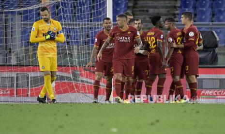 Pemain AS Roma Henrikh Mkhitaryan  merayakan golnya bersama rekan satu timnya pada pertandingan sepak bola Serie A Italia antara AS Roma dan Inter Milan di stadion Olimpico di Roma, Italia, Ahad (19/7/2020). 