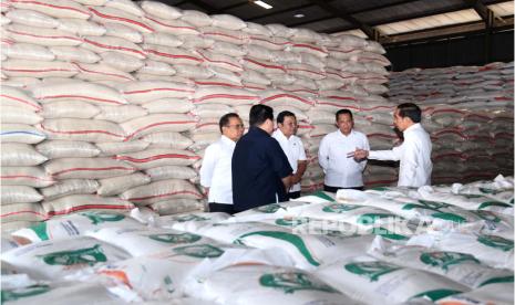 Presiden Jokowi saat meninjau persediaan beras di Gudang Badan Urusan Logistik (Bulog) Dramaga, Kabupaten Bogor, pada Senin (11/9/2023).