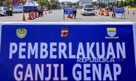 Petugas gabungan mengatur lalu lintas saat pemberlakuan ganjil genap di gerbang keluar Tol Pasteur, Kota Bandung, Jumat (3/9). Dinas Perhubungan (Dishub) Kota Bandung bersama Satuan Lalu Lintas (Satlantas) Polrestabes Bandung memberlakukan sistem ganjil genap di lima akses tol masuk Kota Bandung yang berlaku mulai Jumat (3/9) hingga Ahad (5/9), dengan tujuan untuk menekan mobilitas masyarakat guna meminimalisir penyebaran Covid-19 di masa PPKM. Foto: Republika/Abdan Syakura