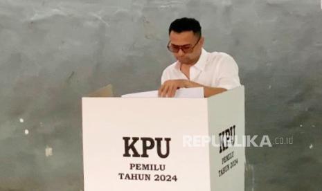 Raffi Ahmad mengabadikan moment dirinya telah selesai melakukan pencoblosan di TPS 01, Pangkalan Jati Baru, Cinere, Depok, Jawa Barat, Rabu (14/2/2024). 