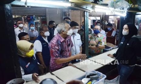 Dirjen Dalam Negeri Kemendag, Oke Nurwan berbincang dengan pedagang di Pasar Sederhana, Kota Bandung, Rabu (6/10). Selain berbincang terkait harga barang, Oke juga menanyakan pendapat para pedagang terkait rencana penerapan apikasi PeduliLindungi bagi warga yang hendak berbelanja.