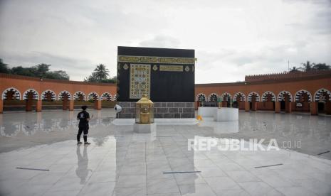 Petugas memeragakan tatacara manasik haji di  Almahmudah Manasik Training Center (AMTC), Setu, Kota Tangerang Selatan, Banten, Selasa (20/4). Kawasan Almahmudah Manasik Training Center tersebut selain dijadikan tempat manasik haji juga dijadikan sebagai tempat wisata religi saat bulan Ramadhan sekaligus menjadi sarana edukasi bagi pengunjung mengenai cara ibadah haji dan umrah dengan tiket mulai dari Rp 50 ribu hingga Rp 80 ribu per orang. Republika/Thoudy Badai