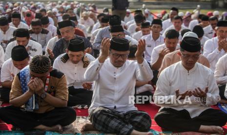 Ilustrasi berdoa. Berdoa agar dijauhkan dari sifat melenakan kehidupan dunia dianjurkan