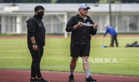 Ketua Umum PSSI Mochamad Iriawan (kanan) berbincang dengan Direktur Teknik PSSI Indra Sjafri (kiri) saat menyaksikan pesepak bola Timnas U-19 yang berlatih di Stadion Madya, Kompleks Gelora Bung Karno Senayan, Jakarta, Selasa (17/11/2020). Sebanyak 38 pemain Timnas Indonesia U-19 menjalani pemusatan latihan di Stadion Madya, Jakarta pada 16 hingga 23 November 2020. 