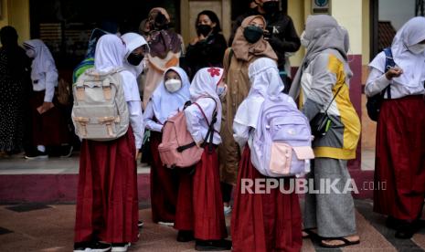 Orangtua menjemput anaknya usai mengikuti masa pengenalan lingkungan sekolah (MPLS) saat hari pertama masuk sekolah di SD Negeri Anyelir I, Depok, Jawa Barat, Senin(18/7/2022). Sejumlah sekolah di Depok, Jawa Barat mulai menjalani pembelajaran tatap muka (PTM) di tahun ajaran baru 2022/2023. Kegiatan hari pertama tersebut diisi dengan pengenalan lingkungan sekolah, dasar pancasila, pramuka dan ekstrakurikuler yang berlangsung selama 3 hari mulai Senin (18/7) hingga Rabu (20/7/) mendatang. Republika/Thoudy Badai