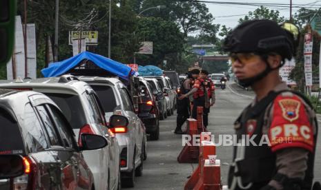 Polisi melakukan rekayasa lalulintas arus balik di simpang Ajibarang, Banyumas, Jawa Tengah, Senin (15/4/2024). Peningkatan volume kendaraan yang melintas pada arus balik Lebaran 2024, menyebabkan kemacetan sepanjang tujuh kilometer di ruas Ajibarang-Bumiayu menuju Brebes. Polresta Banyumas melakukan buka tutup, penerapan one way dan pengalihan jalur untuk mengurai kemacetan di simpang Ajibarang menuju Brebes.