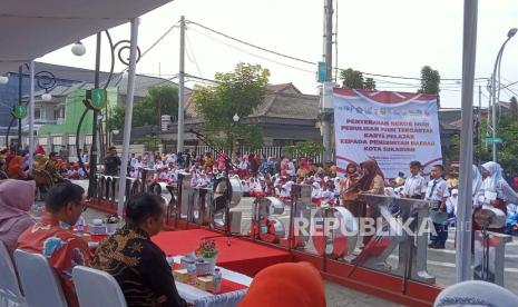 Sejumlah pelajar membacakan puisi saat kegiatan penyerahan rekor MURI penulisan puisi terbanyak karya pelajar di Plaza Balai Kota Sukabumi, Kamis (14/9/2023).