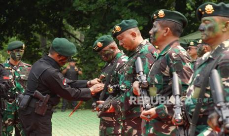 Pangkostrad Letjen TNI Muhammad Saleh Mustafa menerima Brevet kehormatan Intai Tempur Kostrad setelah melaksanakan beberapa materi latihan dan uji kemampuan di Daerah Latihan Kostrad, Gn. Sanggabuana, Karawang. Sabtu (23/12/2023). Materi latihan dan uji kemampuanantara lain, mengatasi jebakan Bobby Trap, keterampilan penggunaan senjata tradisional Panah dan Sumpit dilanjutkan menembak Sniper diakhiri serangan munisi tajam.