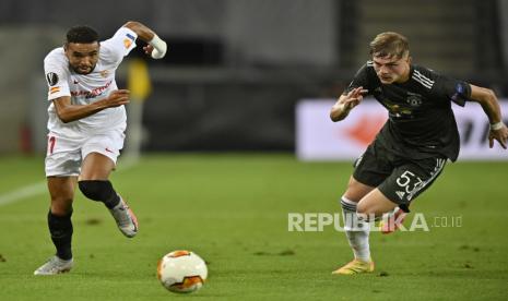 Youssef EnNesyri (Kiri) dari Sevilla beraksi melawan Brandon Williams dari Manchester United selama pertandingan semi final UEFA Europa League antara Sevilla FC dan Manchester United di Cologne, Jerman, 16 Agustus 2020.