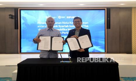 Direktur Retail Banking PT Bank Syariah Indonesia Tbk (BSI) Ngatari (kiri) bersama Direktur PT Republika Media Mandiri Arys Hilman Nugraha menunjukan dokumen penandatanganan nota kesepahaman antara PT Bank Syariah Indonesia Tbk dengan PT Republika Media Mandiri tentang layanan perbankan syariah di Jakarta, Jumat (25/8/2023).  