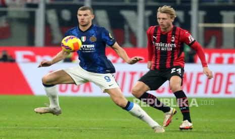 Bek AC Milan Simon Kjaer (kanan) saat membela timnya melawan Inter Milan dalam pertandingan Serie A Liga Italia. Kjaer menderita cedera lutut dan harus beristirahat enam bulan pascaoperasi.