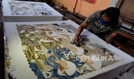 Perajin mewarnai batik tulis yang bertutur sejarah perjuangan pahlawan nasional dalam kemerdekaan Reublik Indonesia di Mahkota Batik Laweyan, Solo, Jawa Tengah, Selasa (4/8/2020). Pembuatan batik berkonsep wayang beber tersebut untuk memeriahkan HUT ke-75 RI, sekaligus promosi wisata bagi Kampung Batik Laweyan dan membuka minat kaum muda terhadap sejarah perjuangan bangsa Indonesia lewat seni batik. 