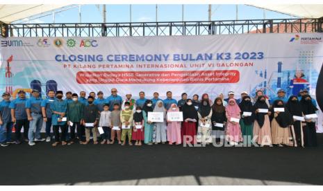 PT KPI RU VI Balongan memberikan santunan kepada anak yatim dan doa bersama atas insiden yang terjadi di Integrated Terminal Jakarta (Depo Pertamina Plumpang), dalam kegiatan penutupan Bulan K3, di halaman GOR Perumahan Pertamina Bumi Patra Indramayu, Ahad (5/3/2023). 