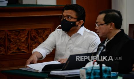 Terdakwa kasus dugaan pembunuhan berencana terhadap Brigadir Yosua Hutabarat Ferdy Sambo (kiri) saat menjalani di PN Jakarta Selatan, Jakarta, Selasa (22/11/2022). Sidang itu beragenda pemeriksaan sebanyak sembilan saksi yang dihadirkan Jaksa penuntut umum diantaranya ajudan, petugas swab, sopir ambulan, karyawan swasta dan pengusaha CCTV. Republika/Thoudy Badai