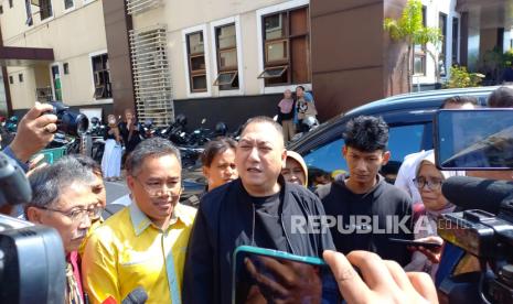 Terpidana kasus pembunuhan Vina dan Ekky di Cirebon tahun 2016 silam Saka Tatal didampingi pengacaranya 