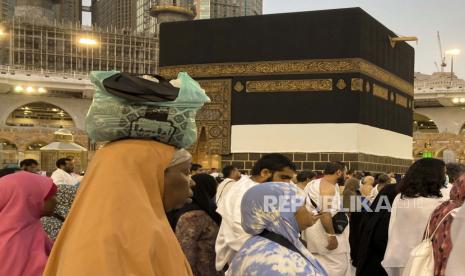 Seorang jamaah haji Afrika membawa barang bawaannya saat dia mengelilingi Kabah di Masjidil Haram, di kota suci Mekah, Arab Saudi, Selasa, 5 Juli 2022. Arab Saudi diperkirakan akan menerima satu juta Muslim untuk menghadiri haji Ibadah haji, yang akan dimulai pada 7 Juli, setelah dua tahun membatasi jumlah karena pandemi virus corona. Arab Saudi Buat Film Pendek Panduan Perilaku untuk Jamaah Haji