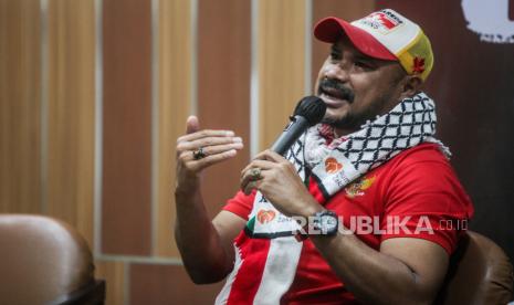 Relawan Kemanusiaan Abdullah Onim atau Bang Onim menyampaikan paparan pada acara #BergerakNyata Cinta Palestina di Gedung PP Muhammadiyah, Jakarta, Sabtu (25/11/2023). Masa gencatan senjata konflik antara Palestina dan Israel yang berlangsung selama empat hari hingga 26 November 2023 dimaksimalkan oleh Rumah Zakat untuk mendistribusikan bantuan berupa pakaian hanga untuk 180 jiwa, 4.000 paket makanan hangat, 600 paket keranjang makanan dan 200 paket obat-obatan untuk masyarakat di Gaza Palestina.