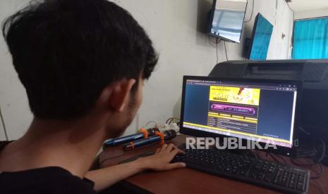 Seorang warga menunjukkan salah satu konten di website Dishubkominfo Kabupaten Tasikmalaya yang menampilkan promosi judi online, Rabu (13/9/2023). 