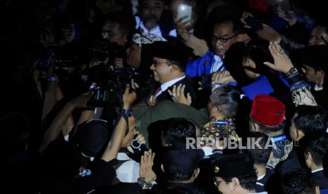 Bakal Calon Presiden dari Koalisi Perubahan untuk Persatuan (KPP) Anies Baswedan tiba untuk menyampaikan pidato politik di Tenis Indoor Senayan, Kompleks Gelora Bung Karno, Jakarta, Ahad (7/5/2023). Anies Baswedan menyampaikan pidato bertajuk Meluruskan Jalan Menghadirkan Keadilan yang dihadiri 4.000 relawan. Pada kesempatan tersebut juga dideklarasikan relawan Amanat Indonesia (Anies) yang merupakan komunitas gerakan yang memperjuangkan Anies sebagai Presiden 2024.