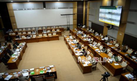 Suasana rapat dengar pendapat antara Komisi VIII DPR dengan  Ketua Badan Amil Zakat Nasional (BAZNAS) Noor Achmad dan Plt Kepala Badan Penyelenggara Jaminan Produk Halal (BPJPH) Mastuki  di Kompleks Parlemen, Senayan, Jakarta, Senin (14/6). Rapat tersebut membahas evaluasi kinerja dan program tahun 2021 serta isu-isu aktual.Prayogi/Republika