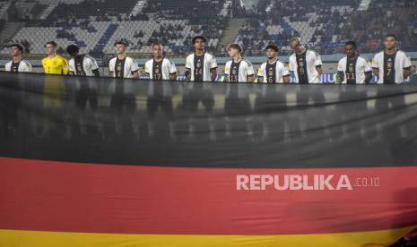 Pemain Timnas Jerman menyanyikan lagu kebangsaan sebelum pertandingan babak penyisihan Grup F Piala Dunia U-17 2023 di Indonesia.