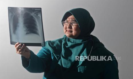 Erlina Burhan Terkejut Dianugrahi Tokoh Perubahan <em>Republika</em>. Foto:   Dokter Spesialis Paru RSUP Persahabatan Jakarta Erlina Burhan saat sesi foto untuk Tokoh Perubahan Republika 2020 di Jakarta.