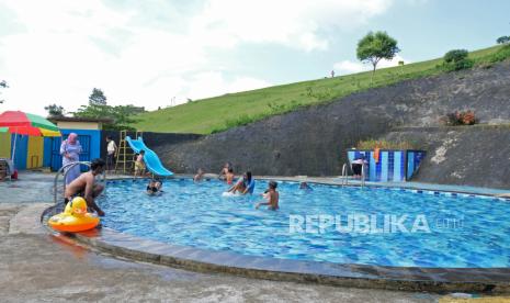 Kolam renang. CDC mengunggah sebuah GIF yang menggambarkan seorang anak berenang saat sedang diare. Anak itu tampak meninggalkan kotorannya di perosotan kolam renang.