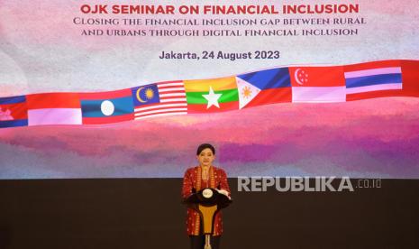 Kepala Eksekutif Pengawas Perilaku Pelaku Usaha Jasa Keuangan, Edukasi dan Pelindungan Konsumen OJK Friderica Widyasari Dewi, menyampaikan sambutan dalam acara OJK Seminar On Financial Inclusion di Jakarta Convention Center, Jakarta, Kamis (24/8/2023). Otoritas Jasa Keuangan (OJK) menggelar kegiatan seminar dengan tema Closing The Financial Inclusion on Financial Inclusion and Urbans Through Digital Financial Inclusion yang dihadiri sejumlah tokoh dari perwakilan negara ASEAN. Seminar tersebut merupakan rangkaian dari kegiatan dari ASEAN Chairmanship 2023 yang akan berlangsung pada 5-7 September 2023 mendatang.