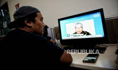 Jurnalis mendengarkan paparan dari Piter Abdullah (dalam layar kaca) saat mengisi acara webinar di Jakarta, Kamis (22/9/2022). 