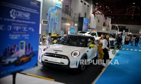 Pengunjung mengamati mobil yang dipamerkan pada Periklindo Electric Vehicle Show (PEVS) 2023 di JIExpo Kemayoran, Jakarta, Kamis (18/5/2023).  Kepala Staf Kepresidenan Moeldoko mengatakan, serapan kuota bantuan pembelian kendaraan listrik saat ini masih rendah.