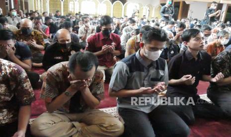 Doa bersama untuk keselamatan putra sulung Gubernur Jawa Barat Ridwan Kamil, Emmeril Khan Mumtadz di Masjid Al Muttaqin, komplek Gedung Sate, Kota Bandung, Jumat (27/5). Pihak keluarga masih menantikan kabar baik terkait Emmeril Khan Mumtadz yang dinyatakan hilang terseret arus Sungai Aaree, Bern, Swiss, kemarin.