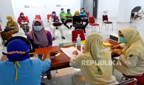 Petugas medis mengikuti simulasi  vaksinasi Covid-19 di RSUD Panembahan Senopati, Bantul, Yogyakarta, Rabu (13/1). Simulasi ini dilakukan jelang vaksinasi Covid-19 tahap pertama mulai Kamis (14/1) untuk wilayah Yogyakarta.