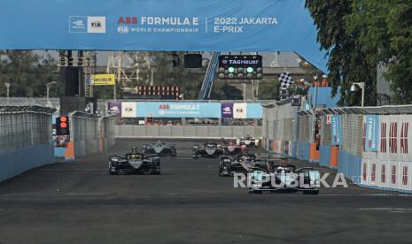 Pembalap Jaguar TCS Racing Mitch Evans (kanan) memasuki garis finish saat pertandingan babak final Formula E seri kesembilan di Jakarta International E-Prix Circuit (JIEC), Jakarta, Sabtu (4/6/2022). Pertandingan tersebut dimenangkan oleh pembalap dari Jaguar TCS Racing Mitch Evans yang berhasil merebut posisi pertama, pembalap DS Techeetah Jean Eric Vergne pada posisi kedua dan pembalap Rokit Venturi Racing Edoardo Mortara pada posisi ketiga. Republika/Putra M. Akbar