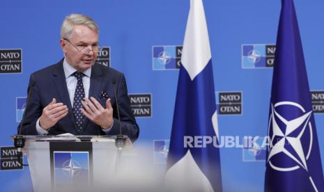 Menteri Luar Negeri Finlandia Pekka Haavisto berbicara dalam konferensi pers di markas NATO di Brussels, Senin, 24 Januari 2022.