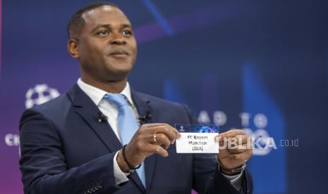  Mantan pemain internasional Belanda dan duta besar untuk final Liga Champions UEFA di Istanbul Patrick Kluivert menunjukkan tiket Bayern Muenchen saat babak perempat final, semifinal, dan final Liga Champions UEFA 2022/23, di Markas UEFA di Nyon, Swiss, Jumat (17/3/2023). 