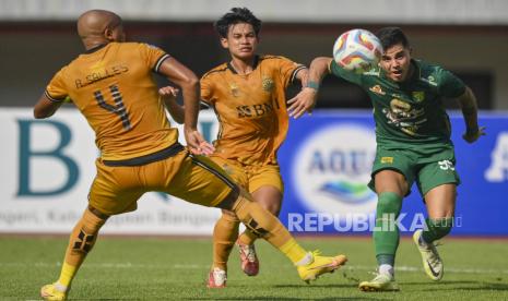 Pesepak bola Persebaya Surabaya Bruno Moreira (kanan) berusaha merebut bola dari pesepak bola Bhayangkara FC Mochamad Rifky Ananta (tengah) dalam lanjutan pertandingan Liga 1 di Stadion Patriot Chandrabhaga, Bekasi, Jawa Barat, Selasa (8/8/2023). 